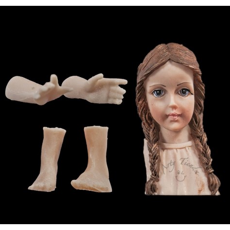 Niña Maria 15 cms en resina italiana