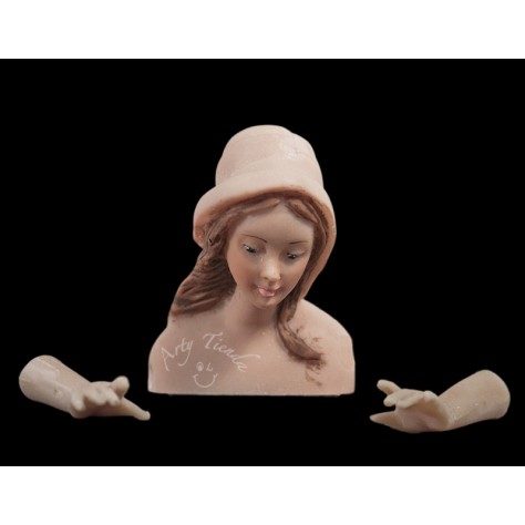 Virgen caridelgada 25 cms en resina italiana