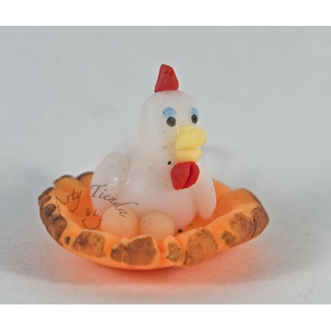 Gallina en nido con huevos en porcelanicron