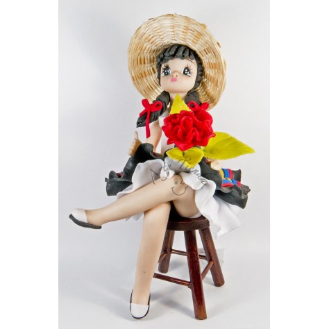 Muñeca campesina sentada en butaca de madera en porcelanicron