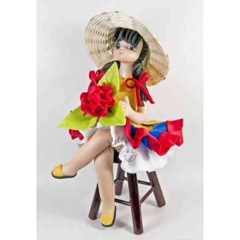 Muñeca campesina sentada en butaca de madera en porcelanicron