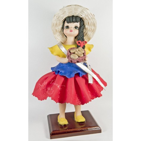 Muñeca campesina parada en base de madera en porcelanicron