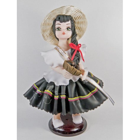 Muñeca campesina parada en base de madera en porcelanicron