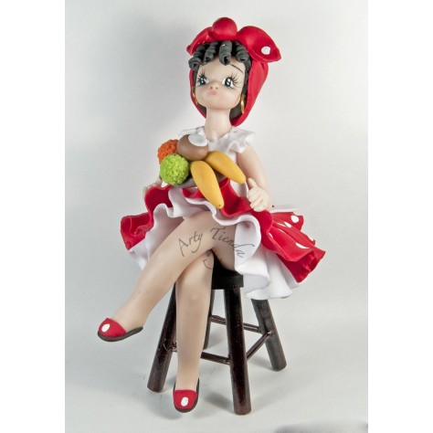 Muñeca palenquera sentada en butaca de madera en porcelanicron