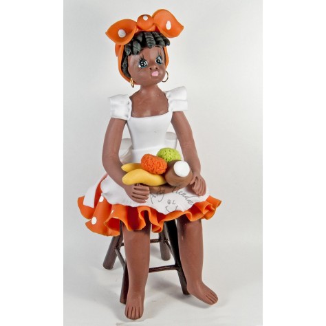 Muñeca palenquera sentada en butaca de madera en porcelanicron
