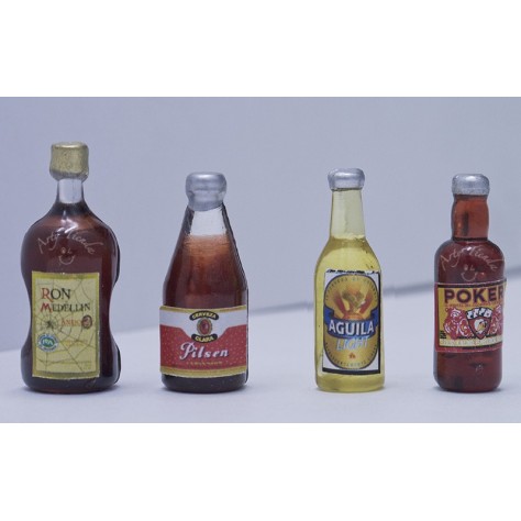 Botellas de licor y cerveza en plástico
