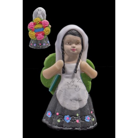 Muñeca Medellin en resina y porcelanicrón.