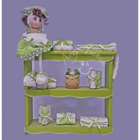 Country repisa con muñeca y toallas decorativas. Colores variados